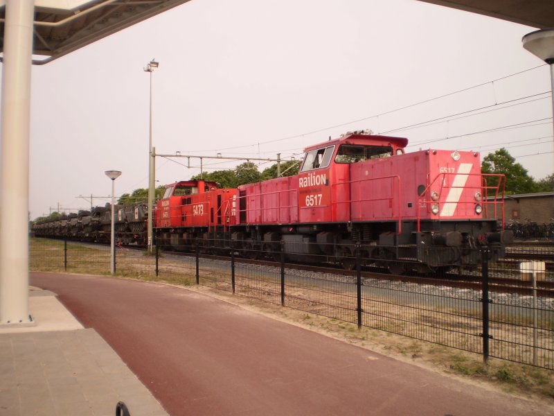 Die 6517 und 6473 am bahnhof Steenwijk mit einem militair zug