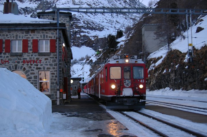 Die ABe 4/4 II 43+41 am R 1645 St. Moritz-Tirano in Alp Grm am 27.12.07. Von den 4 Zgen am Abend mit Halt auf Verlangen in Alp Grm haben 3 gehaltet, der Grund: Kaffeepause des Lokfhrer und des Zugpersonals (Auch wenn der Zug schon 10 min. versptet war). Jene Zge verkehren nach der RhB-Spezialkategorie M (Zug ohne Gewhr fr Anschlsse und Einhaltung des Fahrplans.)