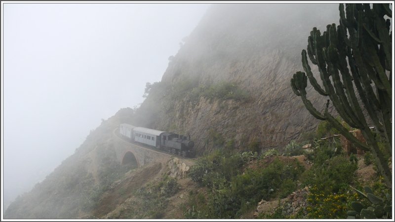 Die aufsteigende Warmluft erzeugt an den Gebirgshngen zum Teil dichten Nebel, der eher zu den Alpen passen wrde. Nur die Vegetation verrt, dass es sich nicht um die RhB handelt. 440.008 kurvt mit ihrem GmP oberhalb Arbaroba um einen steilen Abhang. (28.10.2008)