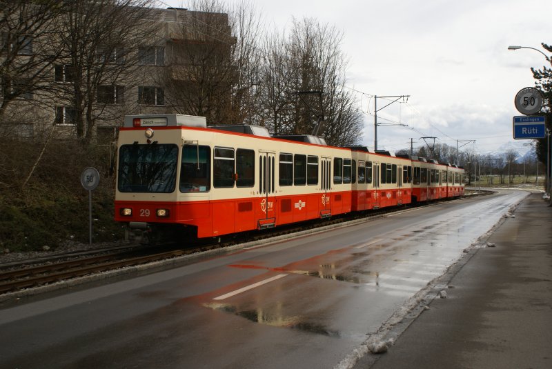 Die beiden Doppeltriebwagen Be 8/8 29/30 und Be 8/8 27/28 nhern sich am 10.2.09 der Station Langwies.