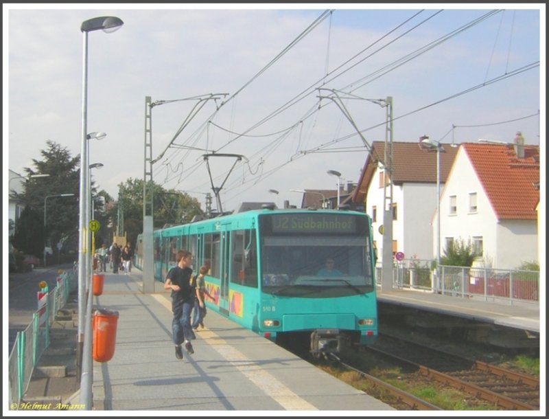 Die beiden Kinder lieferten sich am 24.09.2007 ein Wettrennen mit dem 1. Zug der Linie U2 zum Sdbahnhof, der mit den U4-Triebwagen 510, 519 und 513 am Behelfsbahnsteig der im Umbau befindlichen Station Nieder-Eschbach einfuhr.