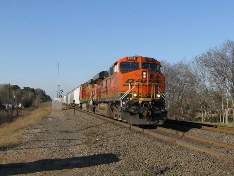 Die BNSF Loks 7608 und 4821 bespannen am 19.1.2008 einen Gterzug, aufgenommen in Sealy (bei Houston, Texas).