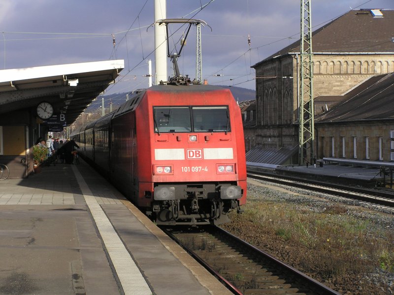 Die BR 101 097-4 mit IC nach Hamburg-Altona am 10.12.2006 in Gttingen.