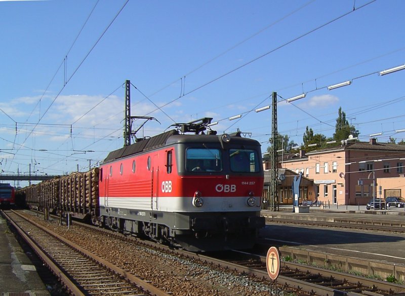 Die BR 1144 257 bei der Durchfahrt in Rosenheim am 29.09.2007 