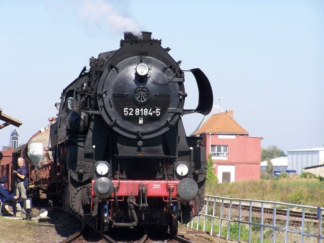 Die BR 52 8184-5 mit einem Fotogterzug in Stassfurt. (23.09.07)