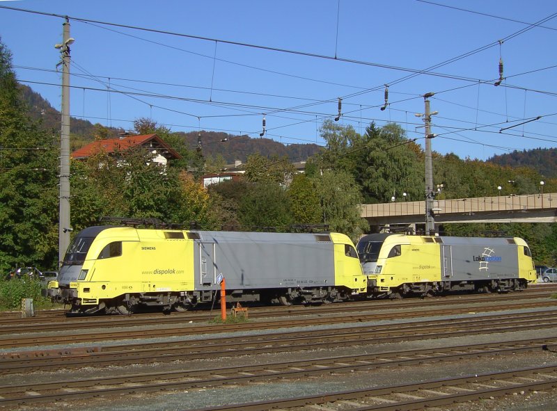 Die BR ES 64 U2-028 und die ES 64 U2-004 steht am 29.09.2007 in Kufstein und wartet auf Arbeit.  