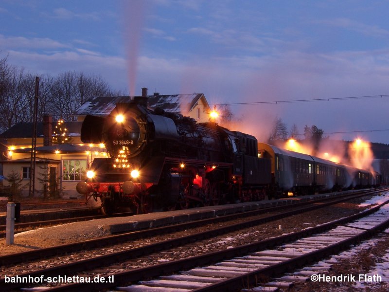 Die Chemnitzer 50 3648-8 steht am frhen Abend des 23.12.2007 im Bahnhof Schlettau.
Dieses Bild ist mein persnlicher Favorit der Serie des 23.12.07