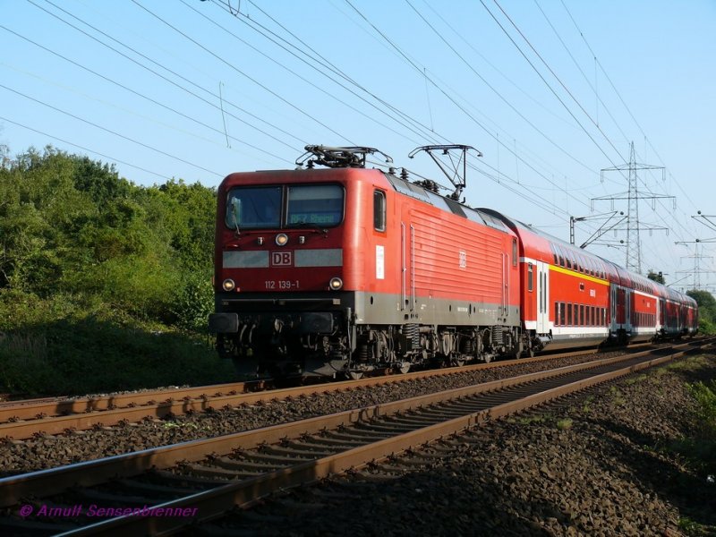 Die DB 112 139 fhrt den RE7 nach Rheine.
Leverkusen
16.08.2009


