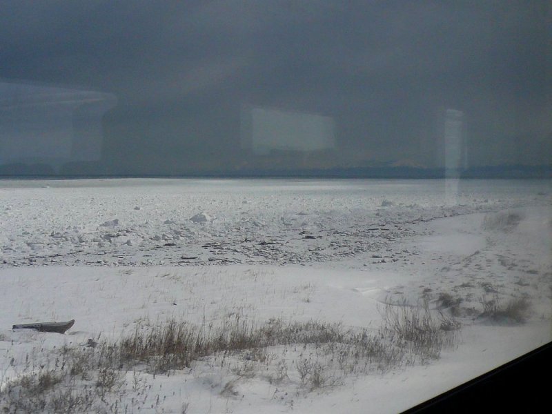 Die DE10 1660 mit dem Treibeis-Sonderzug: Blick aus einem der Aussichtswagen auf das Einsatzgebiet der mittelgrossen Diesellok DE10 1660; am folgenden Tag ist das Meer völlig zugefroren!18.Februar 2009.