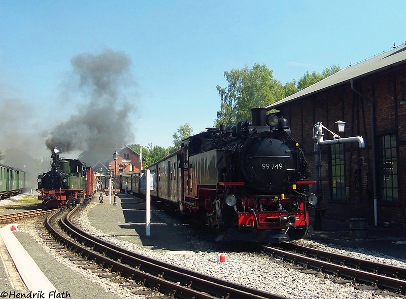 Die Doppelausfahrt aus dem Bahnhof Bertsdorf darf bei einem Besuch der SOEG nicht fehlen. 99 749 und IV K 145 (99 555) dampfen am 02.08.2009 aus dem Bahnhof Bertsdorf