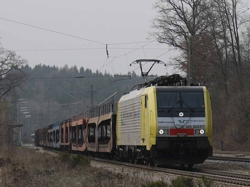 Die ES 64 F4-005 am 04.04.2009 mit einem Gterzug bei der Durchfahrt in Aling. 