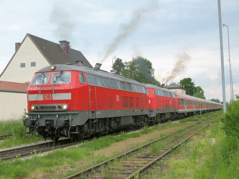 Die frisch lackierte 218 421 mit 218 358 in Dorfen, am 24. Mai 2008