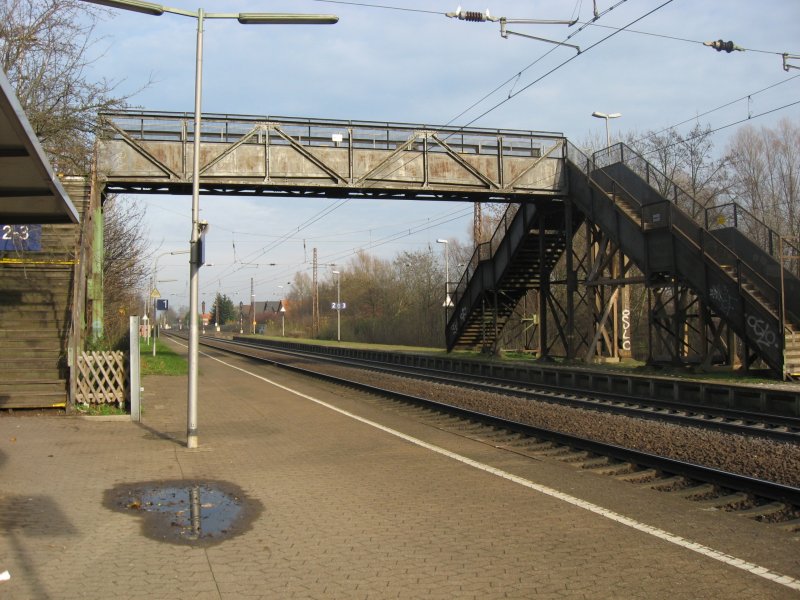 Die Fugngerbrcke im Bf Barnten ,aufgenommen im November 2007.
Im Jahr 2008 wurde an der Sdspitze der Bahnsteige eine neue Brcke gebaut.