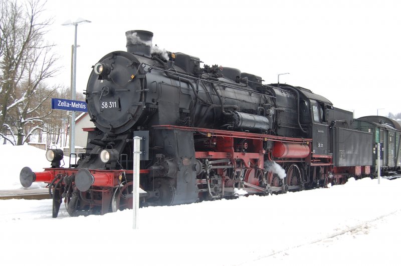 Die G 12 vor ihrem Fotogterzug, wartend in Zella Mehlis, am 22.02.09. brigens das griechische Bahnhofslokal ist sehr zu empfehlen.