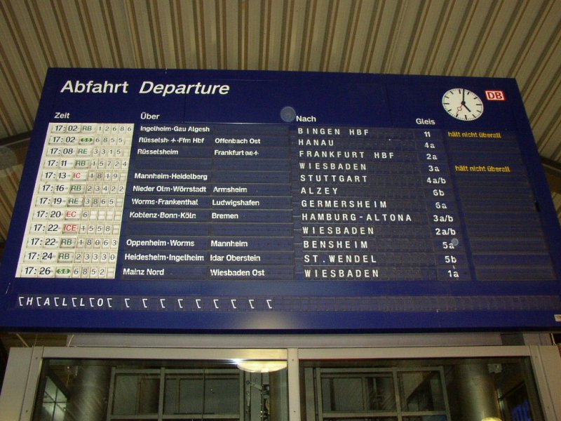 Die groe Anzeigetafel von Mainz Hbf, die unterhalb (Informationsleiste) aber irgendwie spinnte... 11.02.08