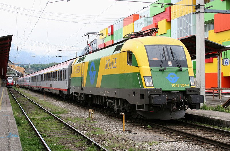 Die GySEV 1047 504 besopannte am 1. Mai 2009 den IC549 von Salzburg nach Wien West. 