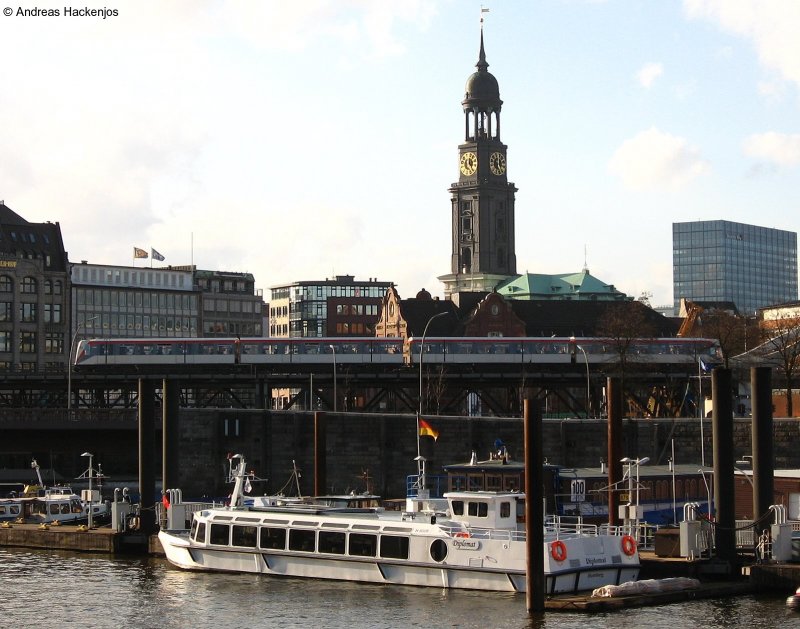 Die HOchbahn vor Hamburgs Wahrzeichen dem Michel 29.3.08