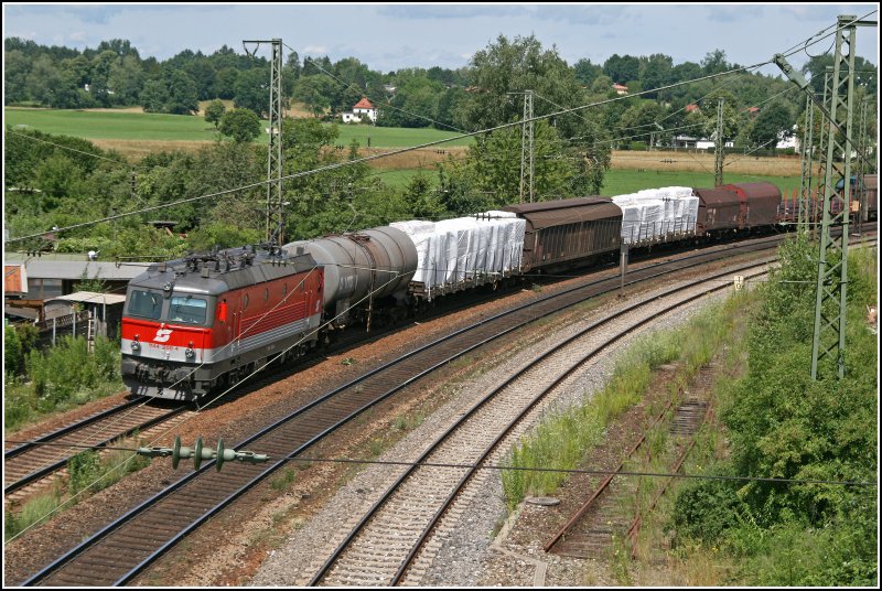 Die Innsbrucker 1144 208 durchfhrt mit einen Gterzug von Mnchen nach Italien, den Gleisbogen vor dem Bahnhof Rosenheim. (03.07.07)