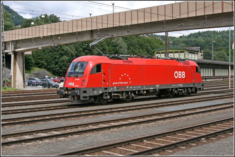 Die Innsbrucker 1216 003 (E190 003) rollt nun zur 1144 231, um dann gemeinsam mit einem schweren Qurazsandzug zum Brenner zu fahren.