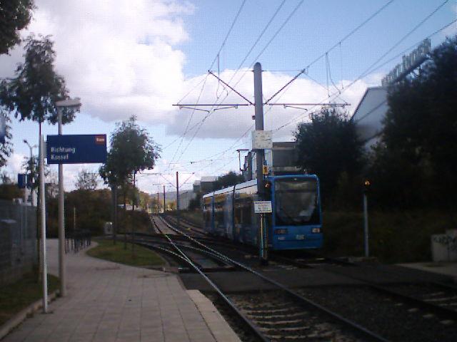 Die Linie 4 an der Haltestelle Papierfabrik auf ihrem Weg nach Helsa.