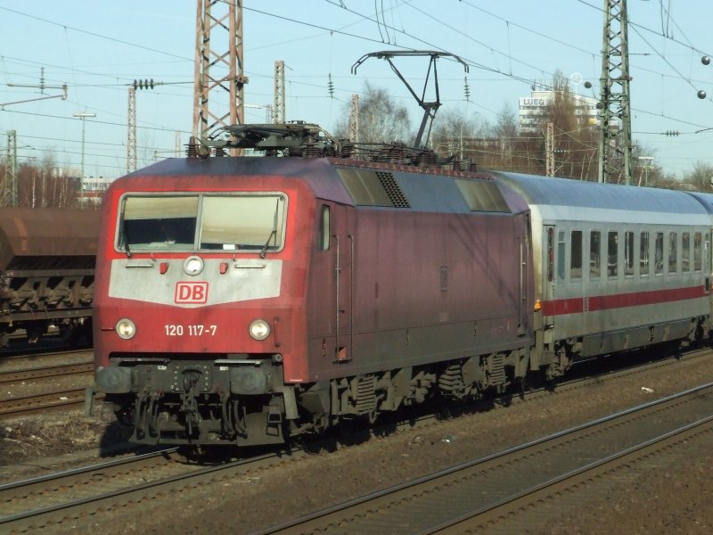 Die noch neurote 120 117 zieht einen IC aus Bochum in Richtung Essen, hier am hp BO-Ehrenfeld vorbei. (08.02.2008)
