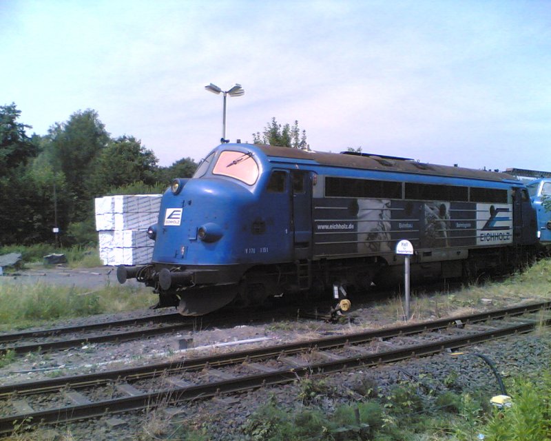 Die NOHAB V170 1151 (ex DSB MY 1151) steht zusammen mit V170 1149 (dahinter) am 20.07.2007 mit einem Basalt-Gterzug im Gterbahnhof Adelebsen zur Abfahrt in Richtung Ottbergen bereit. Dies ist ein Zufallstreffer und ich hatte leider nur mein Handy zwecks Foto dabei. Daher die nicht ganz so gute Bildqualitt.