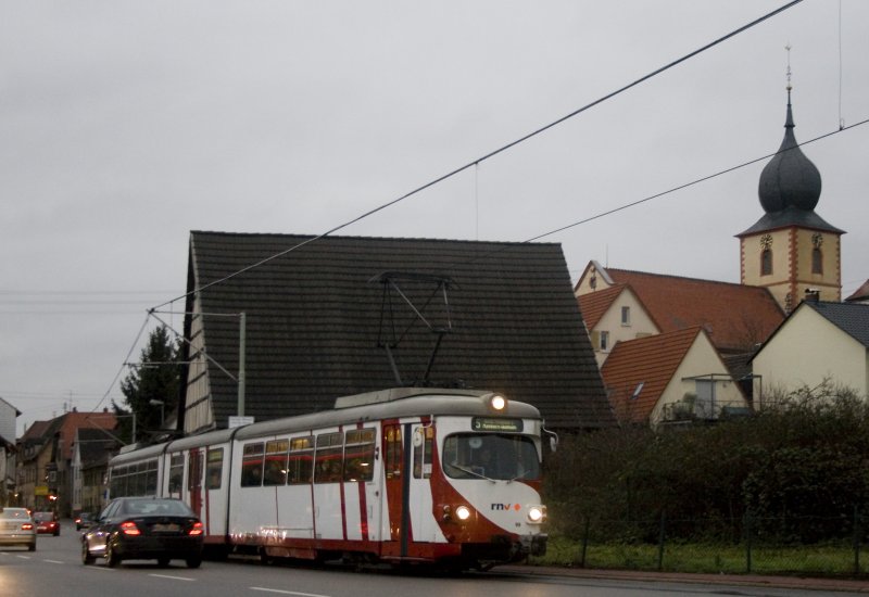 Die OEG im Autogegenverkehr in Grosachsen.