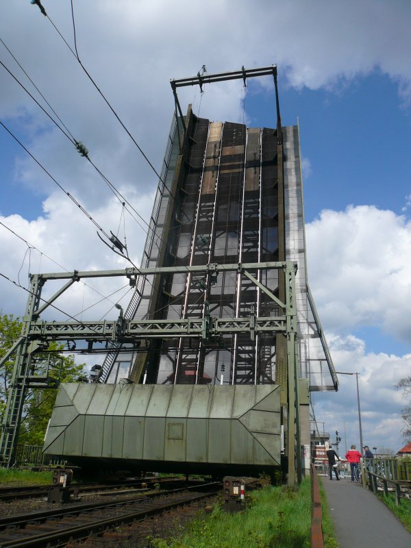 Die oldenburger Hunteklappbrcke am 1.5.2008 beim aufklappen