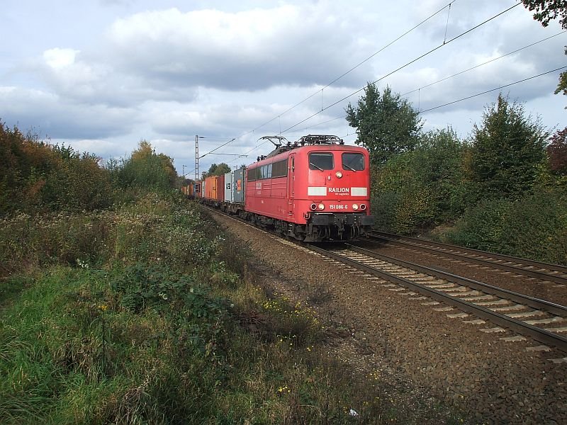 Die orientrote 151 086-6 mit einem Containerzug am 20.10.2007 in Limmer