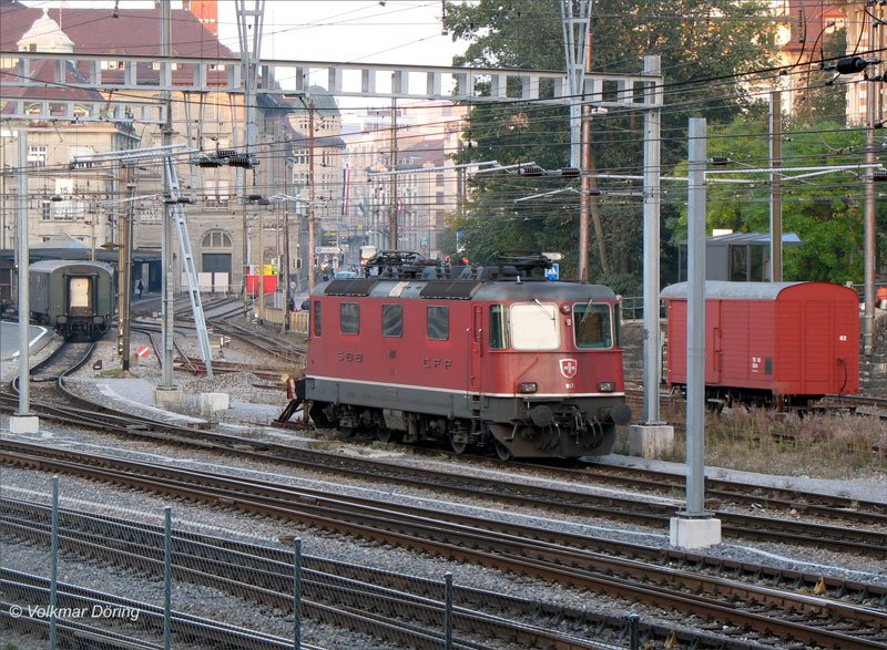 Die Re 4/4´´- Lok 11171 wartet im sd-westlichen Vorfeld des Bahnhof St. Gallen - 12.10.2006
