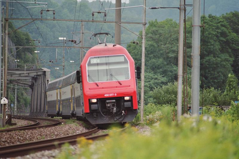 Die Re 450 077-3  Oberstammheim  ist am 29.07.2005 mit einer S2 auf dem Weg nach Effretikon. Hier kurz nach Ziegelbrcke, ist sie noch am Anfang ihrer Reise.