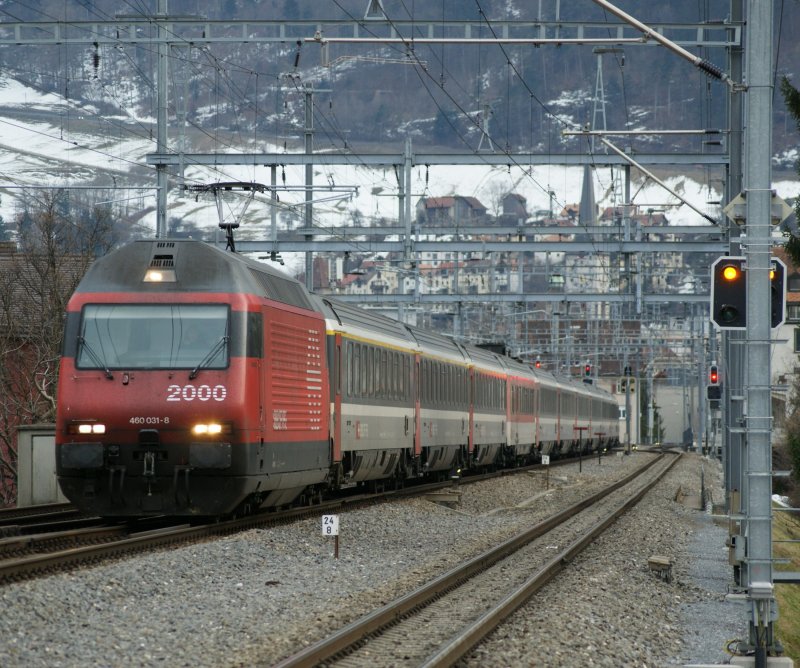 Die Re 460 031-8 hat mit dem IR 1786 nach Basel SBB den Bahnhof Chur verlassen und fhrt nun an der RhB Haltestelle Chur Wiesental vorbei. 
2. Mrz 2009