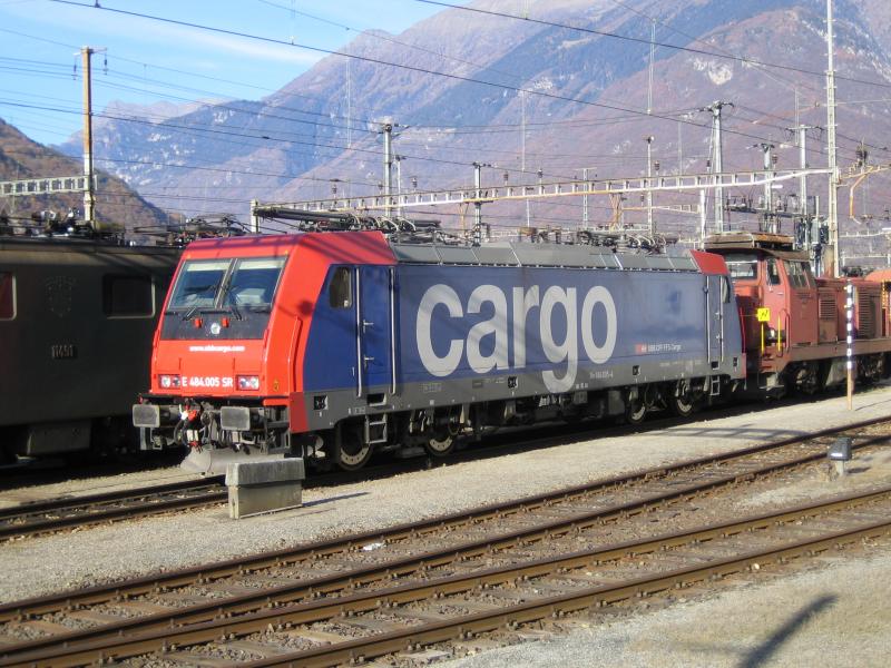 Die Re 484 005-4 war am 12.11.05 in Bellinzona abgestellt.