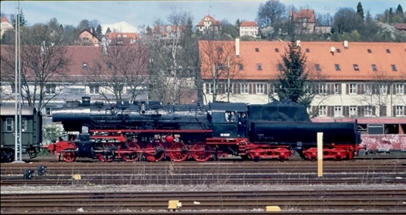 die richtig schmucke 52.80 mit Wannentender im Rckwrtsgang vor einem Personenzug im Gleisvorfeld des Bf. Tbingen