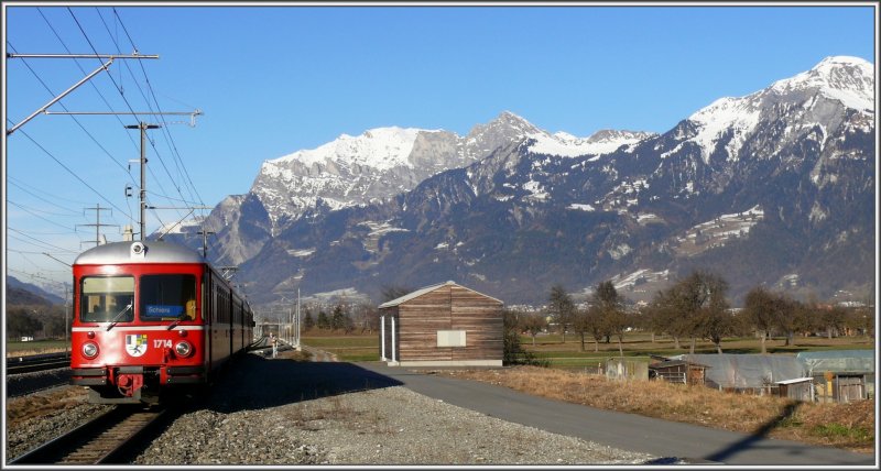 Die S8 nach Schiers verlsst den Bahnhof Zizers Richtung Schiers. Die Kulisse bilden links der Falknis 2562m und rechts der Vilan 2375m. (27.12.2007)