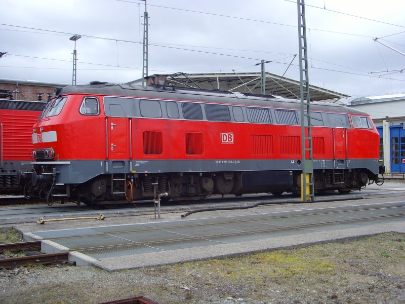 Die seit dem 19.12.2008 in Haltingen stationierte 218 326-7 steht als Ersatzlok in Freiburg bereit. 09.02.09
