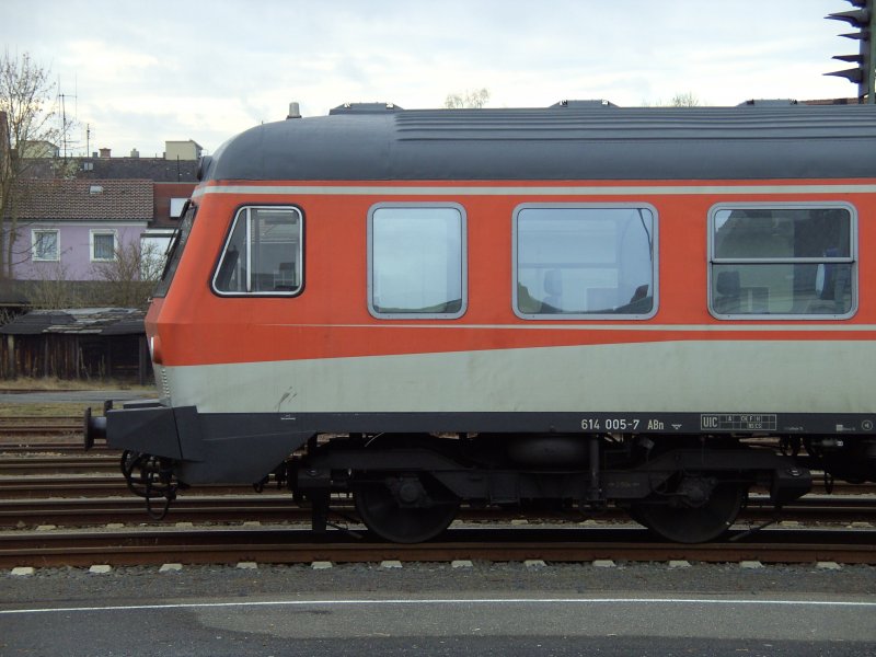 Die Seitenansicht des 614 005, dem letzten Triebzug in Kieselgrau/Orange, am 12.01.2008 in Weiden i.d. OPf.! Doch bald heisst es Abschied nehmen von den guten alten 614ern, denn sie werden im Laufe diesen Jahres aus dem Betrieb ausscheiden.