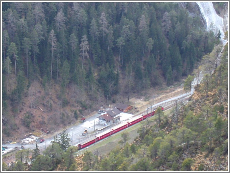 Die Station Versam-Safien ist erreicht. Von hier fhrt der Postbus zum Teil noch ber Naturstrassen ins Safiental. (26.03.2007)