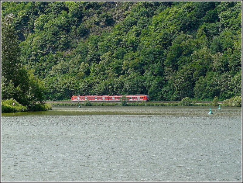 Die Strecke Trier-Saarbrcken verluft zwischen Saarburg und Mettlach durch eine wunderschne, abwechslungsreiche Landschaft grtenteils an der Saar entlang und so konnte ich am 31.05.09 diesen  Quietschi  dort fotografieren. (Hans)