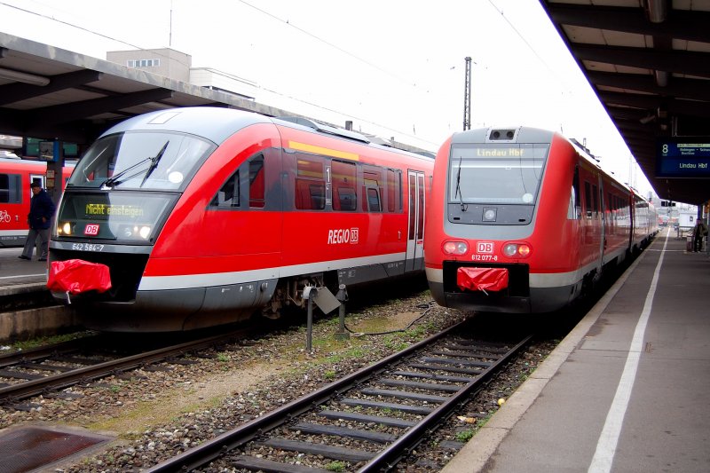 Die Sttzen des Nahverkehrs in Bayrisch-Schwaben. 612 077-8 und 642 584-7 als jeweilige Vertreter ihrer Baureihe kurz vor der Abfahrt aus Augsburg Richtung Bodensee bzw. Allgu.