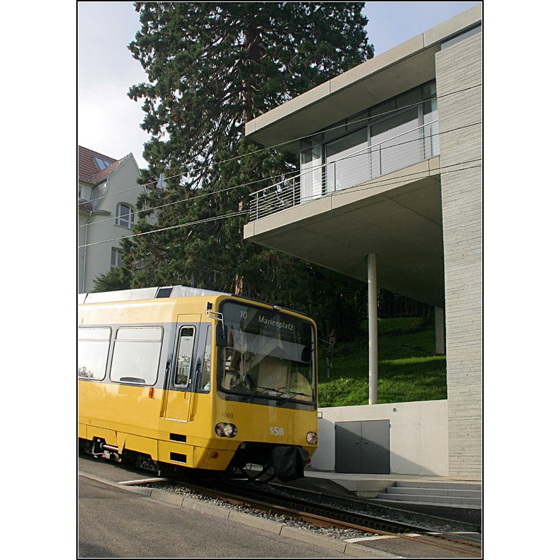 Die Stuttgarter Zahnradbahn vor moderner Wohnhausarchitektur. 

28.09.2006 (M)