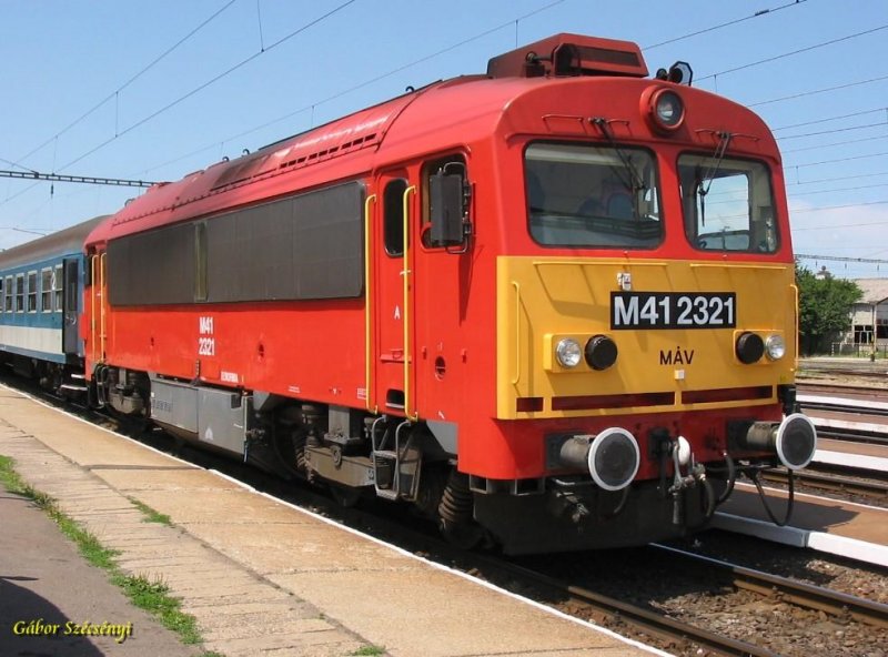 Die in Szolnok remotorisierte MV M41 2321 wartet im Bf. Pspkladny am 03.07.2007.