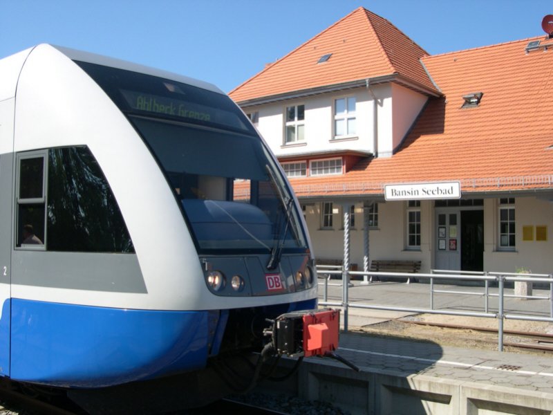 Die Triebwagen der UBB machen vor dem Bansiner Bahnhofsgebude eine sehr gute Figur. Triebwagen 646 104-0 wartet am 19.07.2006 auf die Weiterfahrt nach Ahlbeck Grenze.