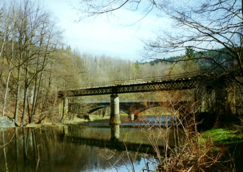 Die Wilischthaler Zschopaubrcke am 03.04.01
Bis August 1992 war hier noch die 199 007 im Regelverkehr mit bergabefahrten zur Papierfabrik Wilischthal zu beobachten.