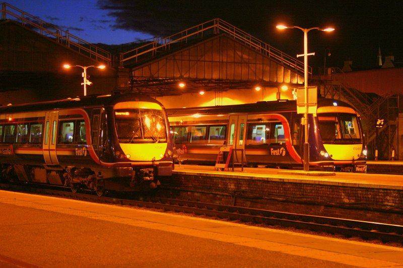 Die Zge der Class 170 erreichen Inverness ab dem Standort Edinburgh sowohl ber Aberdeen als auch ber Perth und die Highlands. Von eben diesen beiden Linien sind die beiden 170 401 und 417 am Abend des 5.10.2009 angekommen, bevor sie nun ihren Feierabend geniessen.