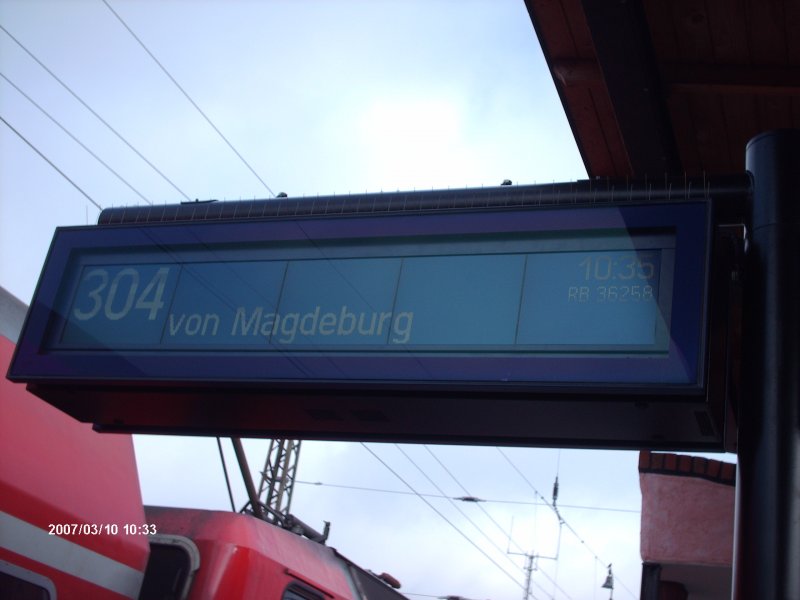 Die Zugzielanzeige im Hundertwasserbahnhof Uelzen.