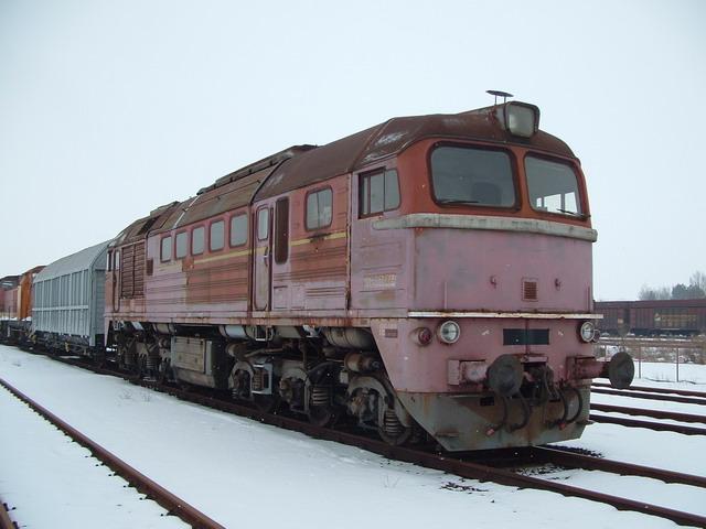 Diese ehemals 120 der DR steht in Trglitz (bei Zeitz). Ein berbleibsel der KEG. Aufegnommen am 25.02.2005.