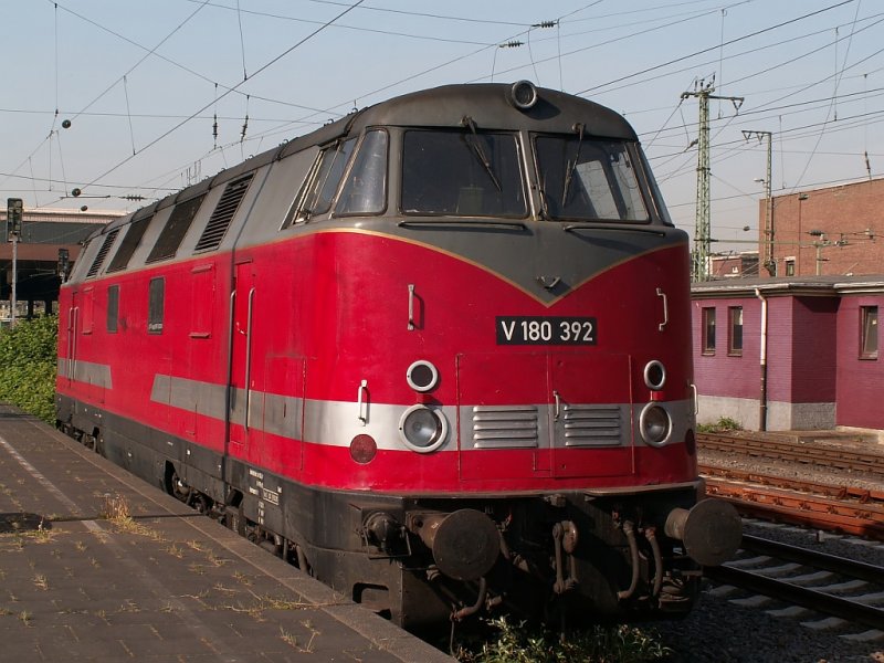 Diese V180 392 sieht richtig nach Kraft aus. Bei schnstem Wetter stand sie am 27.04.2007 im Dsseldorfer Hauptbahnhof.