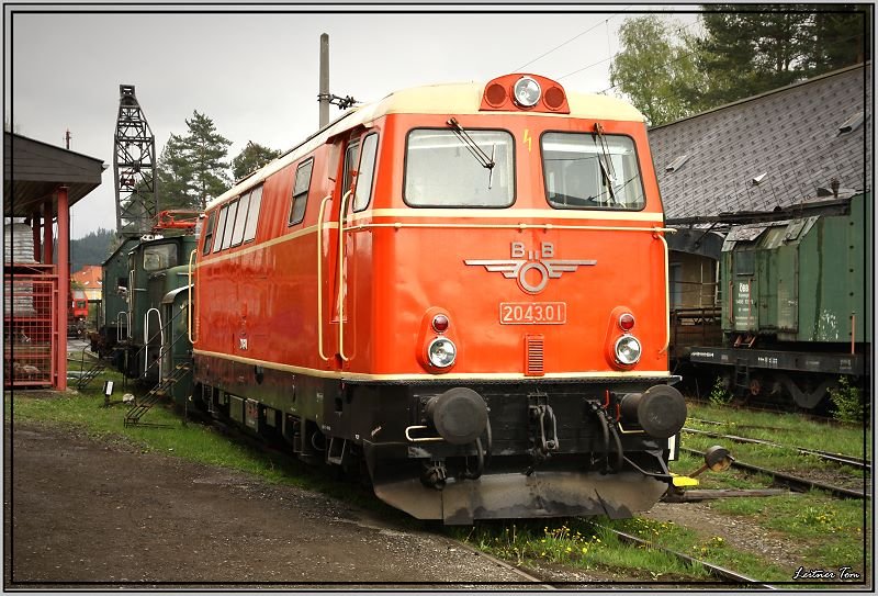 Diesellok 2043.01 steht anlsslich des heurigen Andampfen vor dem Eisenbahnmuseum in Knittelfeld.Die Lok ist auf der einen Seite grn und auf der anderen Seite orange lackiert.
1.5.2008