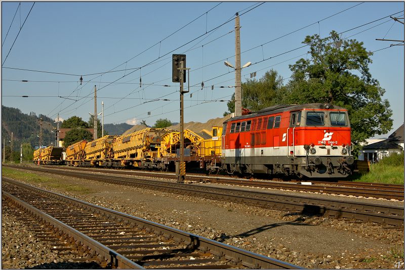 Diesellok 2143 044 steht mit einem Bauzug im Bahnhof Kraubath.
1.9.2009